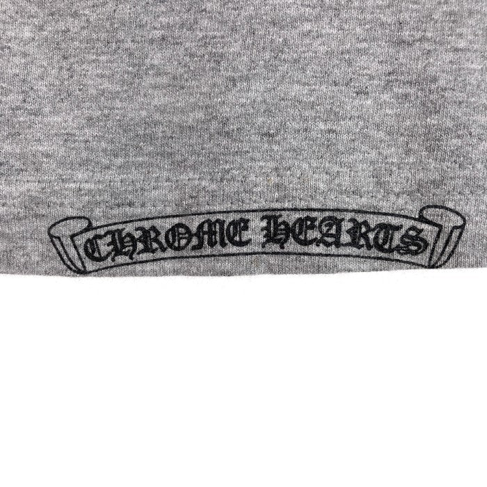 CHROME HEARTS クロムハーツ セメタリーバックプリント ホースシュークロス スクロールラベル ポケット Tシャツ グレー sizeM 瑞穂店