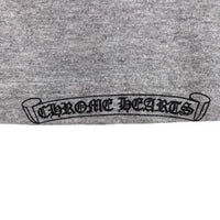 CHROME HEARTS クロムハーツ セメタリーバックプリント ホースシュークロス スクロールラベル ポケット Tシャツ グレー sizeM 瑞穂店