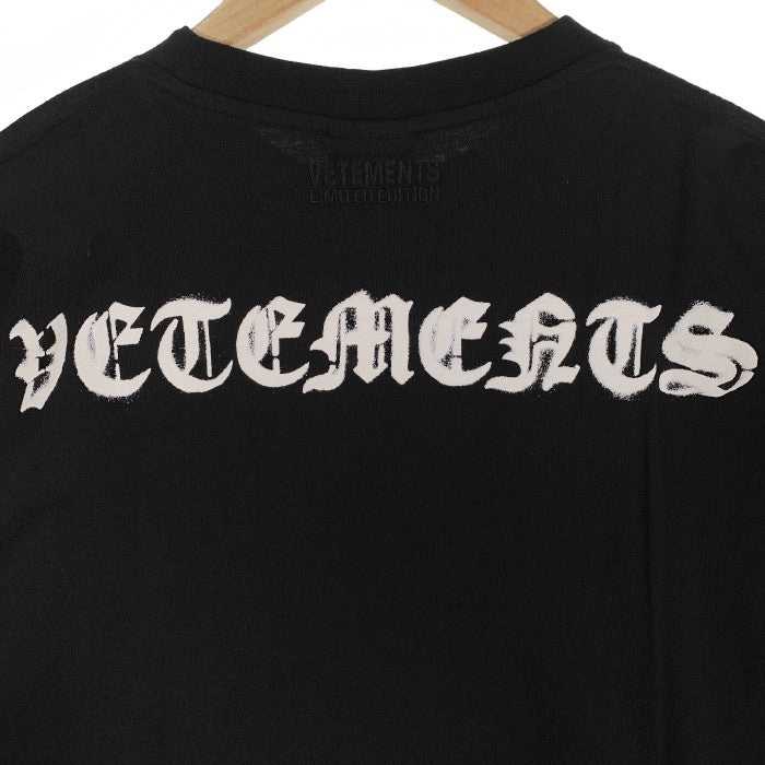 VETEMENTS ヴェトモン 21SS Anarchy Gothic Logo Tee アナーキー ゴシックロゴ プリント Tシャツ オーバーサイズ ブラック UE51TR640B Size XS 福生店