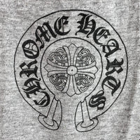 CHROME HEARTS クロムハーツ セメタリーバックプリント ホースシュークロス スクロールラベル ポケット Tシャツ グレー sizeM 瑞穂店