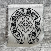CHROME HEARTS クロムハーツ セメタリーバックプリント ホースシュークロス スクロールラベル ポケット Tシャツ グレー sizeM 瑞穂店