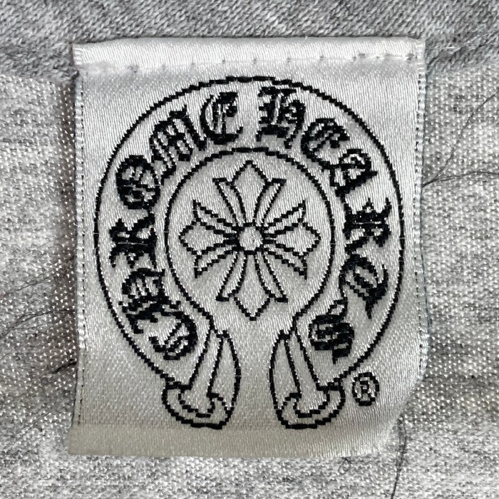 CHROME HEARTS クロムハーツ セメタリーバックプリント ホースシュークロス スクロールラベル ポケット Tシャツ グレー sizeM 瑞穂店