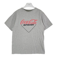 F.C.Real Bristol × COCA-COLA エフシーレアルブリストル × コカ コーラ FCRB-200023 20SS SPLIT LOGO TEE ロゴ Tシャツ グレー sizeM 瑞穂店