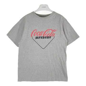 F.C.Real Bristol × COCA-COLA エフシーレアルブリストル × コカ コーラ FCRB-200023 20SS SPLIT LOGO TEE ロゴ Tシャツ グレー sizeM 瑞穂店