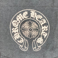 CHROME HEARTS クロムハーツ セメタリーバックプリント ホースシュークロス スクロールラベル ポケット Tシャツ ブラック sizeM 瑞穂店