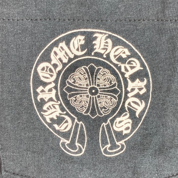 CHROME HEARTS クロムハーツ セメタリーバックプリント ホースシュークロス スクロールラベル ポケット Tシャツ ブラック sizeM 瑞穂店