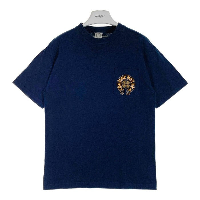 CHROME HEARTS クロムハーツ セメタリーバックプリント ホースシュークロス スクロールラベル ポケット Tシャツ ネイビー sizeM 瑞穂店